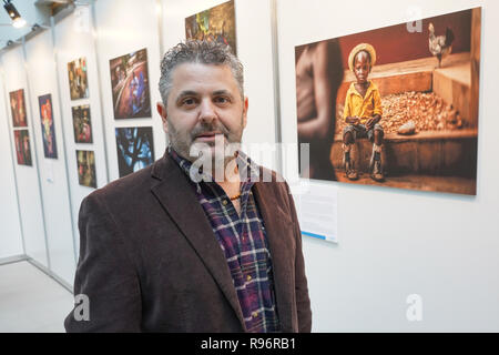 Berlino, Germania. Xx Dec, 2018. Il fotografo spagnolo Antonio Aragona Renuncio è nella parte anteriore della foto vincitrice nel corso della cerimonia di premiazione del concorso fotografico "Unicef la foto dell'anno 2018'. La foto scattata da Renuncio mostra un ragazzo con la protesi per la gamba in 'Saint Luigi Orione centro' in Togo. Circa 70 mentalmente e fisicamente handicappati i bambini a trovare una casa qui. Credito: Jörg Carstensen/dpa/Alamy Live News Foto Stock