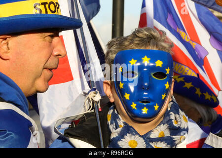 Un anti-Brexit dimostrante è visto indossare un UE maschera facciale accanto a una bandiera dell'Unione europea fuori le case del Parlamento. Con soli 100 giorni per andare fino a Brexit, il governo del Regno Unito ha stanziato 2 miliardi di sterline per un 'No Deal' Brexit. Foto Stock