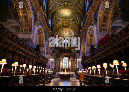 Vista generale dell'interno della Cattedrale di St Paul. In dicembre, i coristi di San Paolo sarà in grado di cantare a più di 20.000 persone in tutta una serie di servizi e concerti. Si stima che sul 23rd, 24 e 25 Dicembre da soli, più di diecimila persone entreranno per le porte di San Paolo per il Natale di servizi. Foto Stock