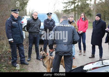 Erfurt, Germania. Xx Dec, 2018. Georg Maier (SPD), Turingia del ministro degli interni (2a vl) colloqui con funzionari di polizia e i giornalisti durante un esame Schutzhund. Credito: Bodo Schackow/dpa-Zentralbild/dpa/Alamy Live News Foto Stock