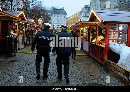 Copenhagen, Danimarca. Xx Dec, 2018. Danese degli ufficiali di polizia prendere un tour di routine del Mercatino di Natale. Misure di sicurezza sono aumentate. Credito: Francesco Giuseppe decano / Deanpictures/Alamy Live News Foto Stock