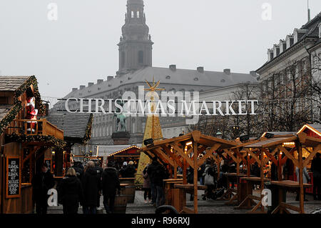Copenhagen, Danimarca. Xx Dec, 2018. Danese degli ufficiali di polizia prendere un tour di routine del Mercatino di Natale. Misure di sicurezza sono aumentate. Credito: Francesco Giuseppe decano / Deanpictures/Alamy Live News Foto Stock
