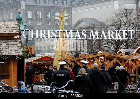 Copenhagen, Danimarca. Xx Dec, 2018. Danese degli ufficiali di polizia prendere un tour di routine del Mercatino di Natale. Misure di sicurezza sono aumentate. Credito: Francesco Giuseppe decano / Deanpictures/Alamy Live News Foto Stock