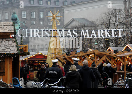 Copenhagen, Danimarca. Xx Dec, 2018. Danese degli ufficiali di polizia prendere un tour di routine del Mercatino di Natale. Misure di sicurezza sono aumentate. Credito: Francesco Giuseppe decano / Deanpictures/Alamy Live News Foto Stock