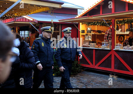 Copenhagen, Danimarca. Xx Dec, 2018. Danese degli ufficiali di polizia prendere un tour di routine del Mercatino di Natale. Misure di sicurezza sono aumentate. Credito: Francesco Giuseppe decano / Deanpictures/Alamy Live News Foto Stock