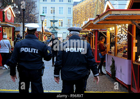 Copenhagen, Danimarca. Xx Dec, 2018. Danese degli ufficiali di polizia prendere un tour di routine del Mercatino di Natale. Misure di sicurezza sono aumentate. Credito: Francesco Giuseppe decano / Deanpictures/Alamy Live News Foto Stock