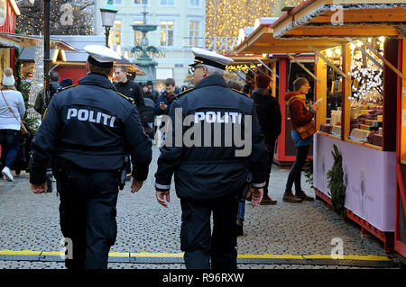 Copenhagen, Danimarca. Xx Dec, 2018. Danese degli ufficiali di polizia prendere un tour di routine del Mercatino di Natale. Misure di sicurezza sono aumentate. Credito: Francesco Giuseppe decano / Deanpictures/Alamy Live News Foto Stock