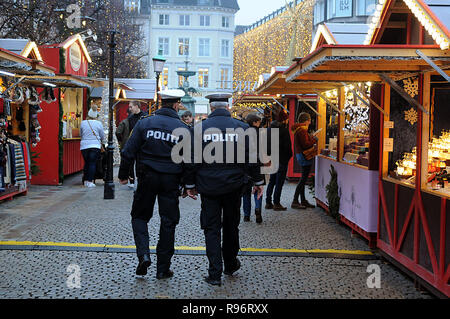 Copenhagen, Danimarca. Xx Dec, 2018. Danese degli ufficiali di polizia prendere un tour di routine del Mercatino di Natale. Misure di sicurezza sono aumentate. Credito: Francesco Giuseppe decano / Deanpictures/Alamy Live News Foto Stock