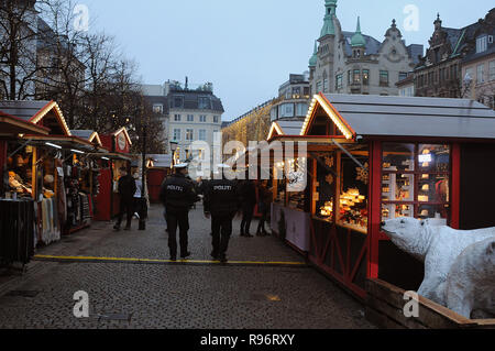 Copenhagen, Danimarca. Xx Dec, 2018. Danese degli ufficiali di polizia prendere un tour di routine del Mercatino di Natale. Misure di sicurezza sono aumentate. Credito: Francesco Giuseppe decano / Deanpictures/Alamy Live News Foto Stock
