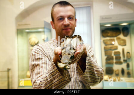 Erfurt, Germania. Xx Dec, 2018. Imbalsamatore Sebastian Brandt mostra il cranio di un Nothosaurus jagisteus nel Museo di Storia Naturale. Probabilmente è il meglio conservato il cranio di fossili di questo. Credito: Bodo Schackow/dpa-Zentralbild/dpa/Alamy Live News Foto Stock