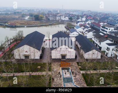 Huzhou, cinese della Provincia di Zhejiang. Xx Dec, 2018. La cultura e il centro sportivo è visto in Yangxiji township di Huzhou City, est della Cina di Provincia dello Zhejiang, Dic 20, 2018. Tre granai obsoleti con 50 anni di storia sono state trasformate in una cultura e centro sportivo durante un completo ambiente di campagna di miglioramento in Yangxiji Township. La cultura e il centro sportivo che consiste di cinema, piscina palestra e prenota bar è diventato il nuovo punto di riferimento nelle township. Credito: Xu Yu/Xinhua/Alamy Live News Foto Stock