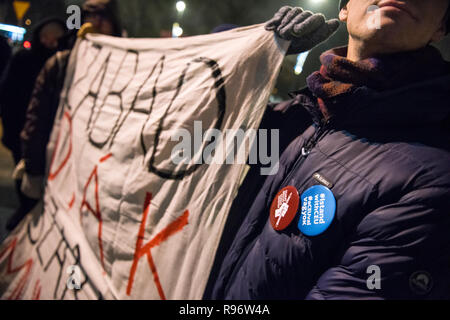 Uno studente con un 'I stand con CEU' (Central European University) badge. visto tenendo un banner durante una manifestazione di protesta al di fuori dell'Ambasciata ungherese a Varsavia in solidarietà con i manifestanti in Ungheria che hanno dimostrato nel corso del fine settimana contro una nuova legge sul lavoro approvata dall'ala destra governo conservatore guidato da Viktor Orban. Il governo ungherese ha approvato una serie di leggi controverse sulla cooperazione giudiziaria e di argomenti di lavoro, la nuova legge sul lavoro, noto come 'slave diritto' consente ai datori di lavoro di chiedere ai loro lavoratori di assumere fino a 400 ore di lavoro straordinario per anno. Foto Stock