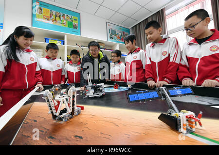 Il Chengde cinese nella provincia di Hebei. Xx Dec, 2018. Gli studenti di manipolare i robot sotto la guida di un insegnante a Nanyingzi scuola primaria nella città di Chengde, nel nord della Cina di nella provincia di Hebei, Dic 20, 2018. Shuangqiao distretto della città di Chengde ha assistito ad un incremento degli investimenti in istruzione come scuola di 36 progetti di costruzione sono stati completati per rendere i numeri di registrazione aumenta di 5,298 negli ultimi tre anni. Anche extra-curriculum sono le classi previste in diverse scuole. Credito: Niu Xiaolei/Xinhua/Alamy Live News Foto Stock