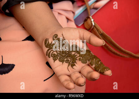 Dacca. Xx Dec, 2018. Una donna mostra il suo lato di henna a un matrimonio equo di Dacca, capitale del Bangladesh, Dic 20, 2018. In Bangladesh, le donne hanno sempre henné, un tradizionale India arte della pelle, dipinte sulle loro mani prima di partecipare a una cerimonia. Il Bangladesh è entrato nel periodo di alta stagione da dicembre al prossimo nuovo anno come persone nel paese di solito tenere le cerimonie di nozze in inverno. Credito: Xinhua/Alamy Live News Foto Stock