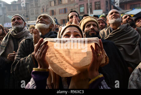 Srinagar Kashmir. Xx Dicembre 2018. I musulmani del Kashmir a pregare nel Santuario di Santa Sufi Syed Abdul Qadir Jeelani a Srinagar, in indiano Kashmir amministrato, il 19 dicembre 2018. Xix Dec, 2018. Migliaia di devoti offerto preghiere presso il santuario di contrassegnare la commemorazione annuale dei Sufi saint Credito: Muzamil Mattoo/IMAGESLIVE/ZUMA filo/Alamy Live News Foto Stock