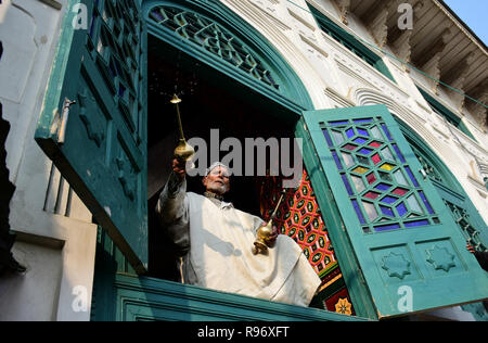 Srinagar Kashmir. Xx Dicembre 2018. I musulmani del Kashmir a pregare nel Santuario di Santa Sufi Syed Abdul Qadir Jeelani a Srinagar, in indiano Kashmir amministrato, il 19 dicembre 2018. Xix Dec, 2018. Migliaia di devoti offerto preghiere presso il santuario di contrassegnare la commemorazione annuale dei Sufi saint Credito: Muzamil Mattoo/IMAGESLIVE/ZUMA filo/Alamy Live News Foto Stock