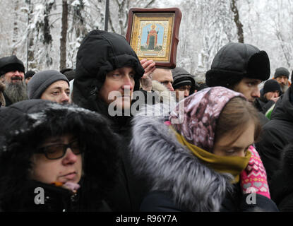 Kiev Kiev, Ucraina. Xx Dec, 2018. Ukrainian credenti visto che frequentano la preghiera accanto al parlamento ucraino durante la dimostrazione.i credenti protestare contro il cambiamento di nome della Chiesa Ortodossa Ucraina del Patriarcato di Mosca. Il Parlamento ucraino ha votato il progetto di legge secondo cui la Chiesa Ortodossa Ucraina del Patriarcato di Mosca dovrebbe cambiare nome e indicare la sua affiliazione con la Russia. Credito: Pavlo Gonchar SOPA/images/ZUMA filo/Alamy Live News Foto Stock