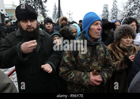 Kiev, Ucraina. Xx Dec, 2018. Ukrainian credenti visto che frequentano la preghiera accanto al parlamento ucraino durante la dimostrazione.i credenti protestare contro il cambiamento di nome della Chiesa Ortodossa Ucraina del Patriarcato di Mosca. Il Parlamento ucraino ha votato il progetto di legge secondo cui la Chiesa Ortodossa Ucraina del Patriarcato di Mosca dovrebbe cambiare nome e indicare la sua affiliazione con la Russia. Credito: Pavlo Gonchar SOPA/images/ZUMA filo/Alamy Live News Foto Stock