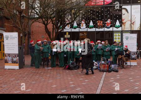 Cork, Irlanda, 20 dicembre, 2018. La città di Cork. Carolers raccogliendo fondi per Cork Councilling Servizi su Paolo Street. Oggi ha visto la città di Cork riempire con gli acquirenti nel finale di pochi giorni prima di Natale. Caffè e Resutraunts sono stati riempiti. Gli amanti dello shopping in coda al di fuori del business come parrucchieri e saloni, e le strade sono state riempite con una sensazione di festa come molti carol gruppi erano scatttered in tutta la città. Credito: Damian Coleman/Alamy Live News. Foto Stock