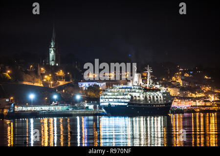 Cobh, Cork, Irlanda, 20 dicembre, 2018. L'ultima nave da crociera della stagione 2018 Marco Polo attraccata a l'acqua profonda berth durante il suo soggiorno di notte in Cobh, Co. Cork, Irlanda. Credito: David Creedon/Alamy Live News Foto Stock