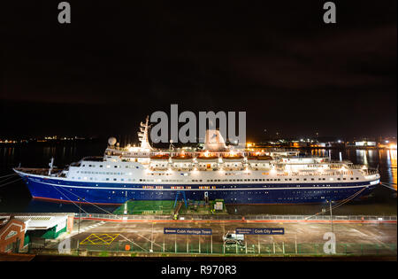 Cobh, Cork, Irlanda, 20 dicembre, 2018. L'ultima nave da crociera della stagione 2018 Marco Polo attraccata a l'acqua profonda berth durante il suo soggiorno di notte in Cobh, Co. Cork, Irlanda. Credito: David Creedon/Alamy Live News Foto Stock