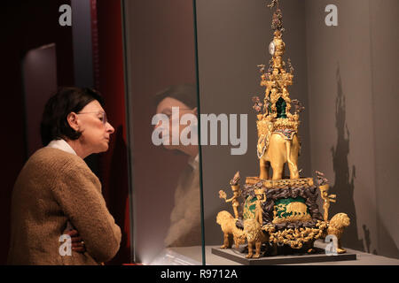 Atene, Pechino Palace Museum. Xiv Feb, 2019. Un visitatore guarda una mostra alla fiera "dalla Città Proibita: gli appartamenti imperiali di Qianlong" presso il Museo dell'Acropoli di Atene, Grecia, Dic 20, 2018. La mostra, che consiste di 154 squisite opere d'arte, vesti cerimoniali, mobili e oggetti di Pechino la Palace Museum e durerà fino al 14 febbraio, 2019. Credito: Marios Lolos/Xinhua/Alamy Live News Foto Stock