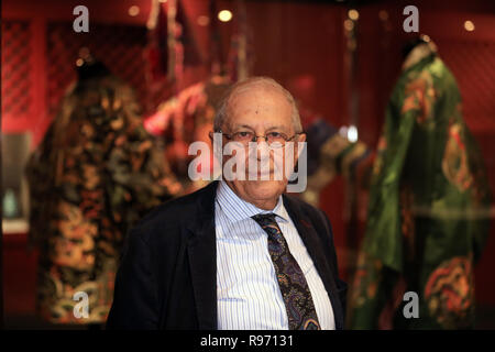 Atene, Pechino Palace Museum. Xiv Feb, 2019. Presidente del Museo dell'Acropoli Dimitrios Pandermalis in visita alla mostra "La Città Proibita: gli appartamenti imperiali di Qianlong" presso il Museo dell'Acropoli di Atene, Grecia, Dic 20, 2018. La mostra, che consiste di 154 squisite opere d'arte, vesti cerimoniali, mobili e oggetti di Pechino la Palace Museum e durerà fino al 14 febbraio, 2019. Credito: Marios Lolos/Xinhua/Alamy Live News Foto Stock