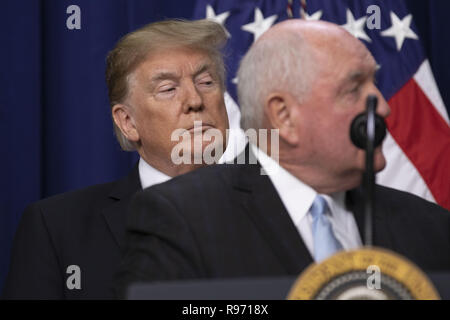 Washington, Distretto di Columbia, Stati Uniti d'America. Xx Dec, 2018. Il presidente statunitense Donald Trump guarda come Segretario di Agricoltura Sonny Perdue offre commento prima di Trump segni il Farm Bill in legge presso la Casa Bianca a Washington il 20 dicembre 2018. Credito: Alex Edelman/CNP Credito: Alex Edelman/CNP/ZUMA filo/Alamy Live News Foto Stock