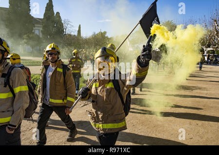 Barcellona, in Catalogna, Spagna. Xx Dec, 2018. Un vigile del fuoco detiene un fumo giallo luce parassita durante una manifestazione di protesta per migliori condizioni di lavoro. Credito: Paco Freire SOPA/images/ZUMA filo/Alamy Live News Foto Stock