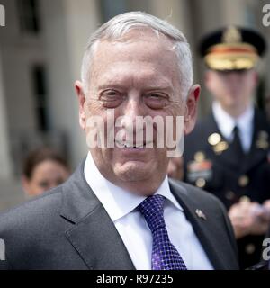 (181221) -- WASHINGTON, 21 dicembre 2018 (Xinhua) -- File foto mostra la U.S. Il Segretario della Difesa James Mattis al Pentagono, Virginia, Stati Uniti il 7 agosto, 2018. Stati Uniti Presidente Donald Trump ha detto Giovedi che Mattis è di andare in pensione alla fine del mese di febbraio.Mattis sarà "di ritirarvi con la distinzione,' dopo aver servito la somministrazione come il capo della difesa per gli ultimi due anni, Trump twitter. 'Durante Jim's incarico, sono stati compiuti enormi progressi soprattutto per quanto riguarda l'acquisto di nuove attrezzature di estinzione", ha detto il presidente. Egli ha aggiunto che un nuovo segretario della difesa " sarà n Foto Stock