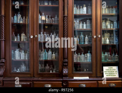 New Orleans, Louisiana, Stati Uniti d'America. Xx Dec, 2018. Louis Dufilho, America la prima licenza il farmacista, azionato il suo farmacista shop di Chartres Street a New Orleans" del quartiere francese quartiere. Oggi, lo speziale shop ospita il Museo della Farmacia di New Orleans, che ospita la più grande collezione farmaceutica negli Stati Uniti. Credito: Brian Cahn/ZUMA filo/Alamy Live News Foto Stock