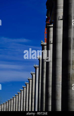 Pechino, Cina. Xvi oct, 2018. Lavoratori laici tracce ferroviarie presso il cantiere per la costruzione della sezione tra Lhasa e Nyingchi della ferrovia Sichuan-Tibet Gonggar nella contea del sud-ovest della Cina di regione autonoma del Tibet, 16 ottobre 2018. Le condizioni di vita e di lavoro le scene del popolo cinese negli ultimi anni hanno creato una serie di fantastiche vedute, alcune delle quali formate figure geometriche. Quelle foto raccontano lo sviluppo e il progresso del paese nel 2018. Credito: Purbu Zhaxi/Xinhua/Alamy Live News Foto Stock