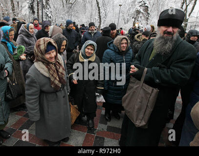 Ukrainian credenti visto che frequentano la preghiera accanto al parlamento ucraino durante la dimostrazione. I credenti protestare contro il cambiamento di nome della Chiesa Ortodossa Ucraina del Patriarcato di Mosca. Il Parlamento ucraino ha votato il progetto di legge secondo cui la Chiesa Ortodossa Ucraina del Patriarcato di Mosca dovrebbe cambiare nome e indicare la sua affiliazione con la Russia. Foto Stock