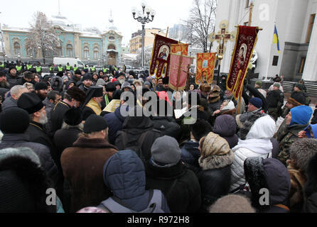 Ukrainian credenti visto che frequentano la preghiera accanto al parlamento ucraino durante la dimostrazione. I credenti protestare contro il cambiamento di nome della Chiesa Ortodossa Ucraina del Patriarcato di Mosca. Il Parlamento ucraino ha votato il progetto di legge secondo cui la Chiesa Ortodossa Ucraina del Patriarcato di Mosca dovrebbe cambiare nome e indicare la sua affiliazione con la Russia. Foto Stock