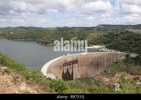 Pechino, Cina. 28 Mar, 2018. File foto prese il 28 marzo 2018 mostra il Kariba Dam in Kariba, Zimbabwe. Negli ultimi anni la Cina e le nazioni africane hanno approfondito la reciproca assistenza in materia di sviluppo e di fatto la concertazione degli sforzi nella creazione di una più stretta China-Africa comunità con un futuro condiviso. Credito: Shaun Jusa/Xinhua/Alamy Live News Foto Stock