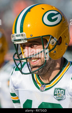 Dicembre 16, 2018: Chicago, Illinois, Stati Uniti - Confezionatrici Quarterback #12 Aaron Rodgers in azione prima che il gioco di NFL tra Green Bay Packers e Chicago Bears al Soldier Field di Chicago, IL. Fotografo: Mike Wulf Foto Stock