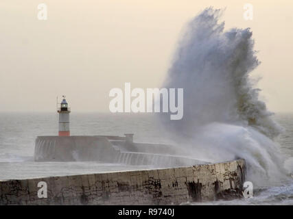 Newhaven, East Sussex, Regno Unito. Il 21 dicembre 2018. Venti forti e onde enormi percosse il frangiflutti e ghisa faro in Newhaven Harbour, East Sussex. Credito: Peter Cripps/Alamy Live News Foto Stock