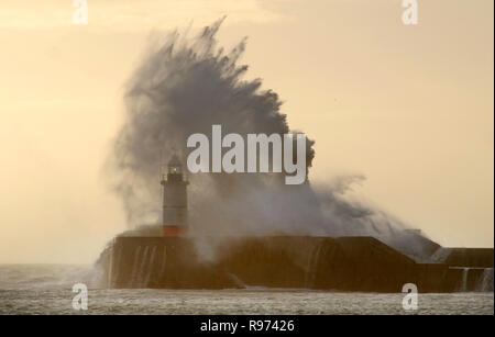 Newhaven, East Sussex, Regno Unito. Il 21 dicembre 2018. Venti forti e onde enormi percosse il frangiflutti e ghisa faro in Newhaven Harbour, East Sussex. Credito: Peter Cripps/Alamy Live News Foto Stock