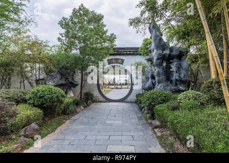 Porta la luna guardando attraverso i bonsai ad miniascapes a Bao Family Garden, Shexian, Cina Foto Stock