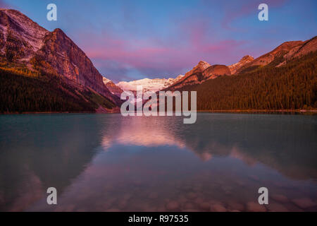 Sunrise presso il Lago Louise, il Parco Nazionale di Banff, Alberta, Canada Foto Stock