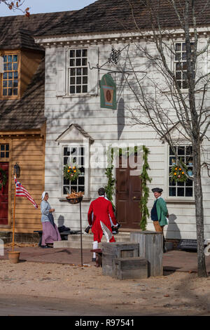 Interpreti in costume e decorazioni di Natale, Colonial Williamsburg, Virginia Foto Stock