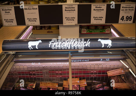 09.06.2017, Colonia, Northrhine-Westphalia, Germania, Europa - carni bovine confezionate all'interno di un frigocongelatore in un supermercato a Colonia. Foto Stock