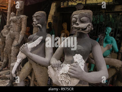 Halloween ,Dea,l'Oscurità,Kali ,il suo ghosly .female ,seguaci,mangiare,umana, arti,su reconing, piena luna nuova giorno,nel novembre,Kumartuli,Kolkata,l'India Foto Stock