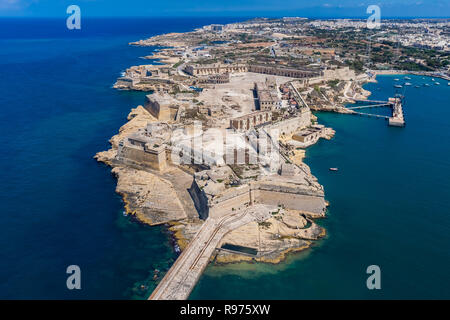 Fort Ricasoli vista aerea. Isola di Malta dal di sopra. Bastioni fort costruito per ordine di San Giovanni di Kalkara, Malta. Gallows' Point, North Shore di Rinella Bay, ingresso al Grand Harbour Foto Stock