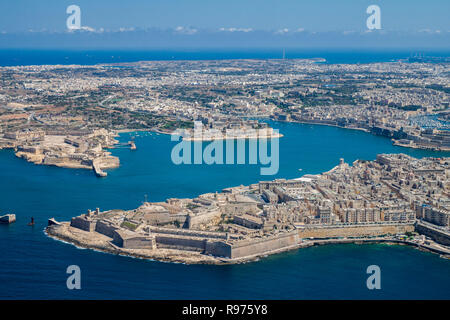 Malta vista aerea. La Valletta, la città capitale di Malta, Grand Harbour, Kalkara, Senglea e vittoriosa di città, Fort Ricasoli e Fort San Elmo da sopra. Città di Marsaxlokk e Freeport in background. Foto Stock