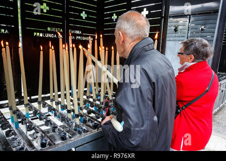 Grandi Candele Accese Dalle Preghiere Per La Speranza Grotta Di Santa  Bernadette Con Molte Candele Bianche Con Fiamma Santuario Di Lourdes Cera  Di Fusione E Lume Di Candela - Fotografie stock e