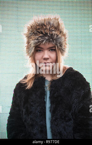 Ragazza adolescente che indossa un cappello di pelliccia di Copenaghen, Svezia Foto Stock