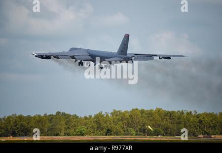 Un U.S. Air Force B Stratofortress bombardiere, assegnato per la 96Bomba Expeditionary Squadron, distribuito dalla Barksdale Air Force Base in Louisiana, decolla da Royal Australian Air Force Base (RAAF) Darwin, in Australia, per tornare alla Andersen Air Force Base, Guam, Dicembre 9, 2018. Il B-52 era in RAAF Darwin, in Australia che partecipano in esercizio i fulmini fuoco, un australiano esercizio progettati intorno a migliorare, sviluppare e integrare le capacità del partner come parte di rafforzata cooperazione aria (EAC) sotto la forza postura iniziativa tra gli Stati Uniti e Australia. (U.S. Air Force Foto Stock