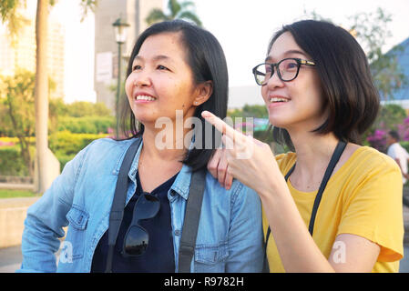Ritratto di due donne asiatiche stanno parlando nel parco Foto Stock