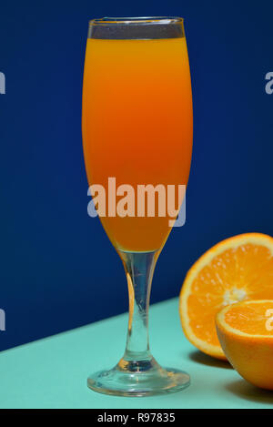 In casa arancione rinfrescanti cocktail Mimosa Foto Stock